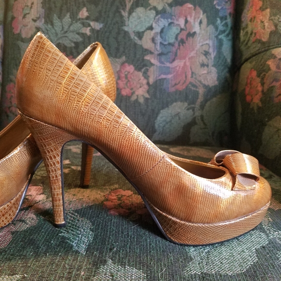 Dollhouse Metallic Platform Heels w/ Bows - Picture 5 of 8